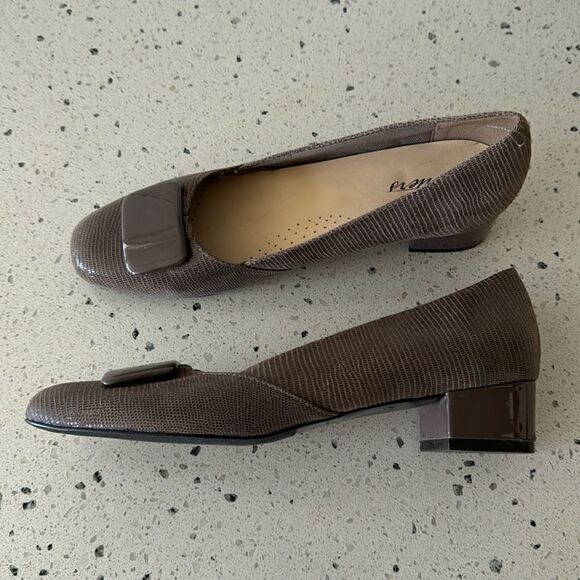 Trotters Delse Taupe Lizard Print Suede Leather Pumps Low Block Heel Women’s 8N - Picture 1 of 12